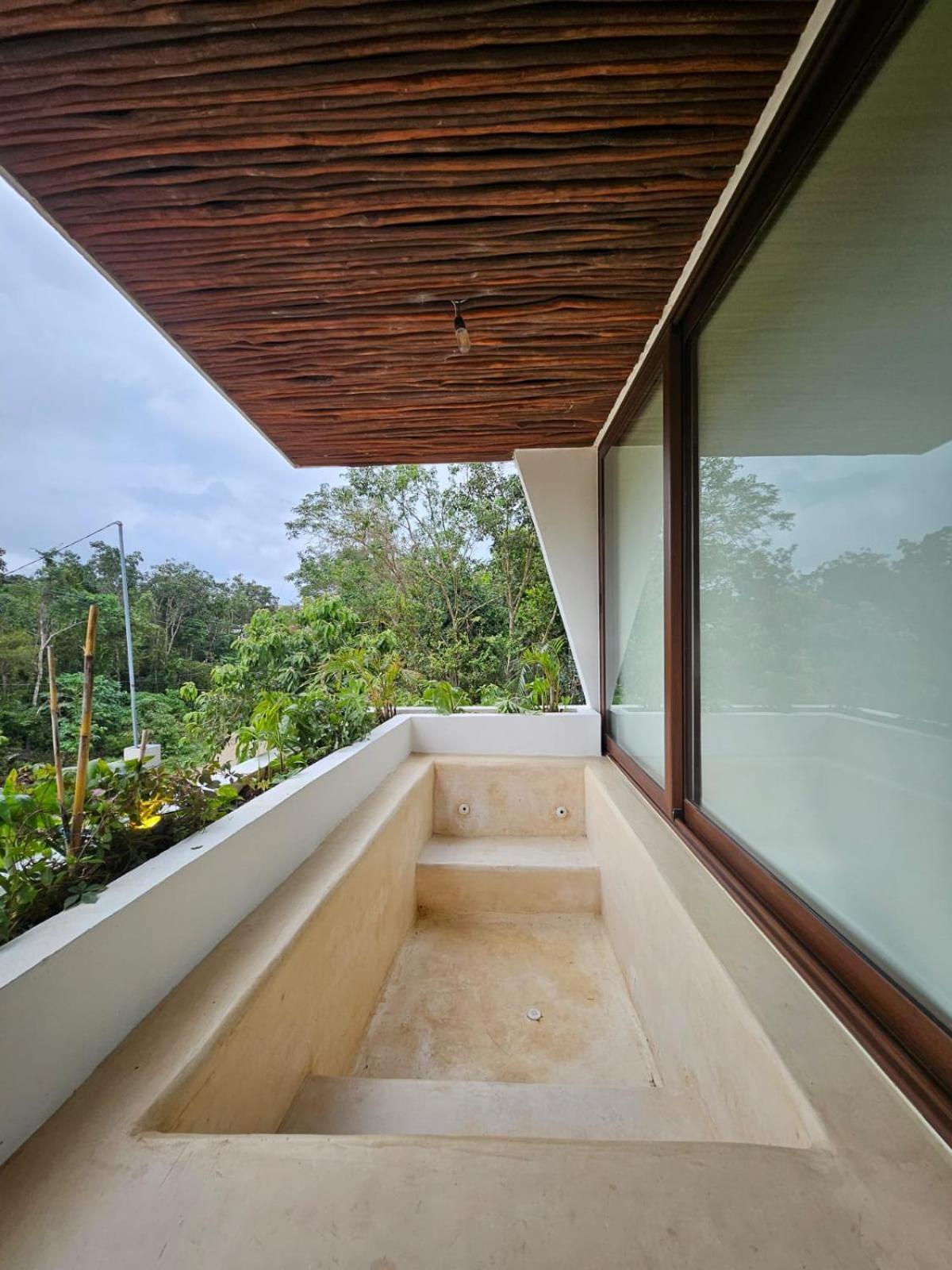 Serenity Luxe Jacuzzi